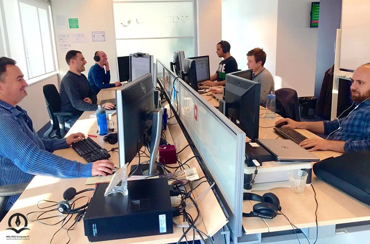 مهندسان کامپیوتری در دفتری مشغول به کار به صورت حضوری