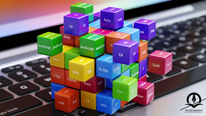 زبان های برتر برنامه نویسی بر روی مکعب هایی که روی صفحه کلید یک لپ تاپ قرار دارند نمایش داده شده است