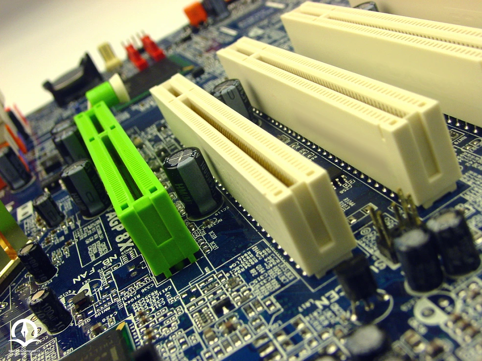 اسلات سبز رنگ در تصویر AGP و اسلات های سفید مربوط به PCI هستند