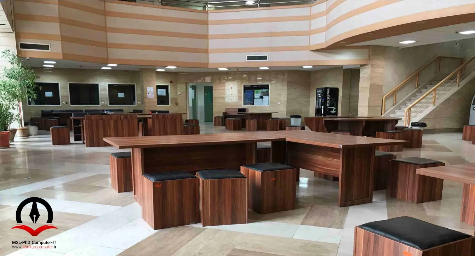 لابی دانشکده کامپیوتر دانشگاه شریف دارای امکانات زیادی جهت رفاه دانشجویان است.