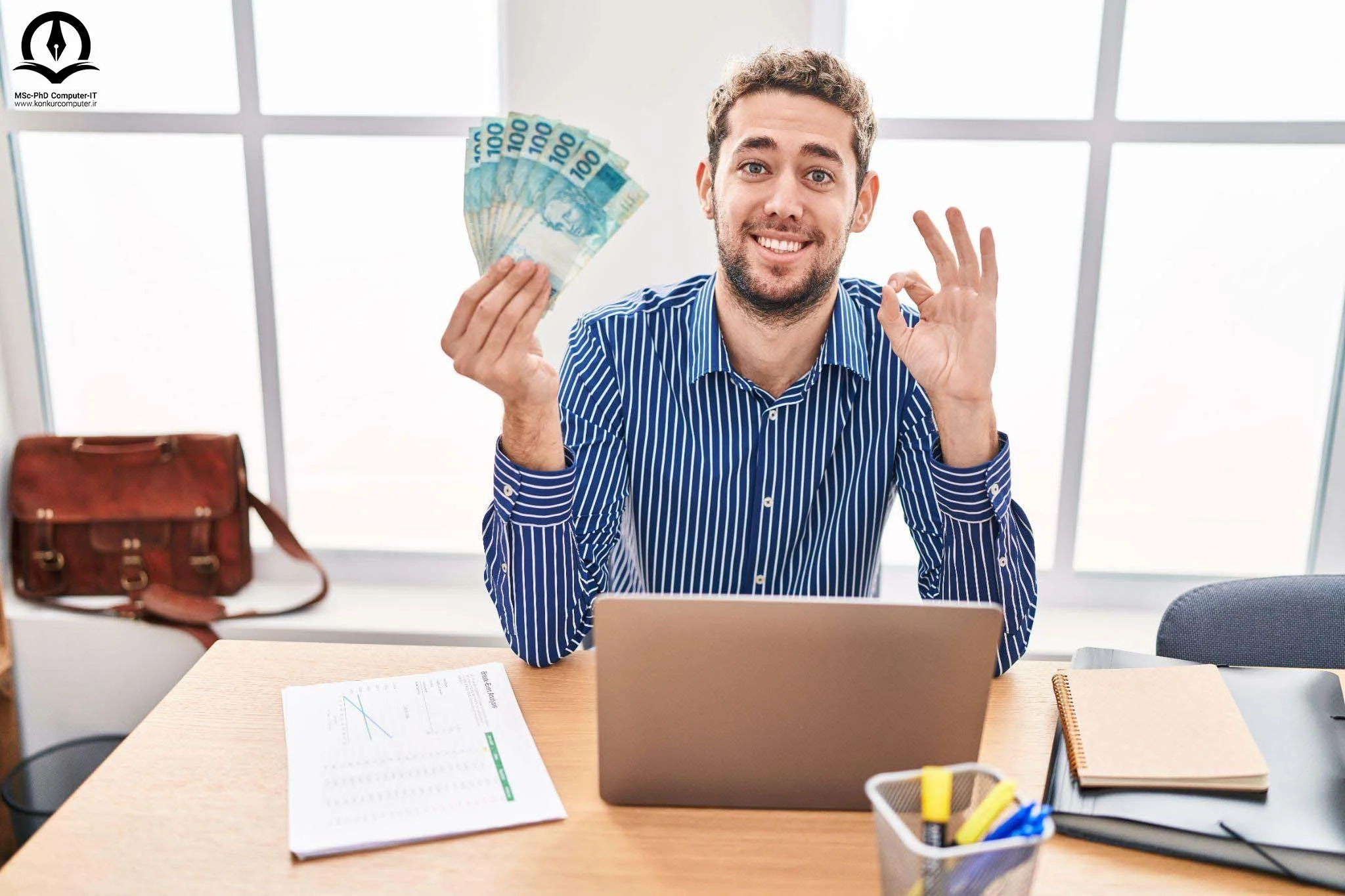 تصویری از یک مهندس کامپیوتر و پول هایش