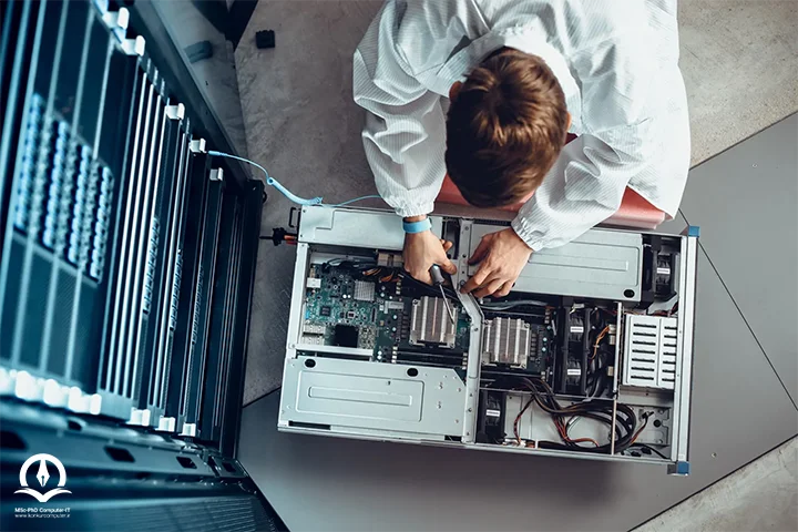 تصویری از مهندس کامپیوتر در حال تعمیر کامپیوتر