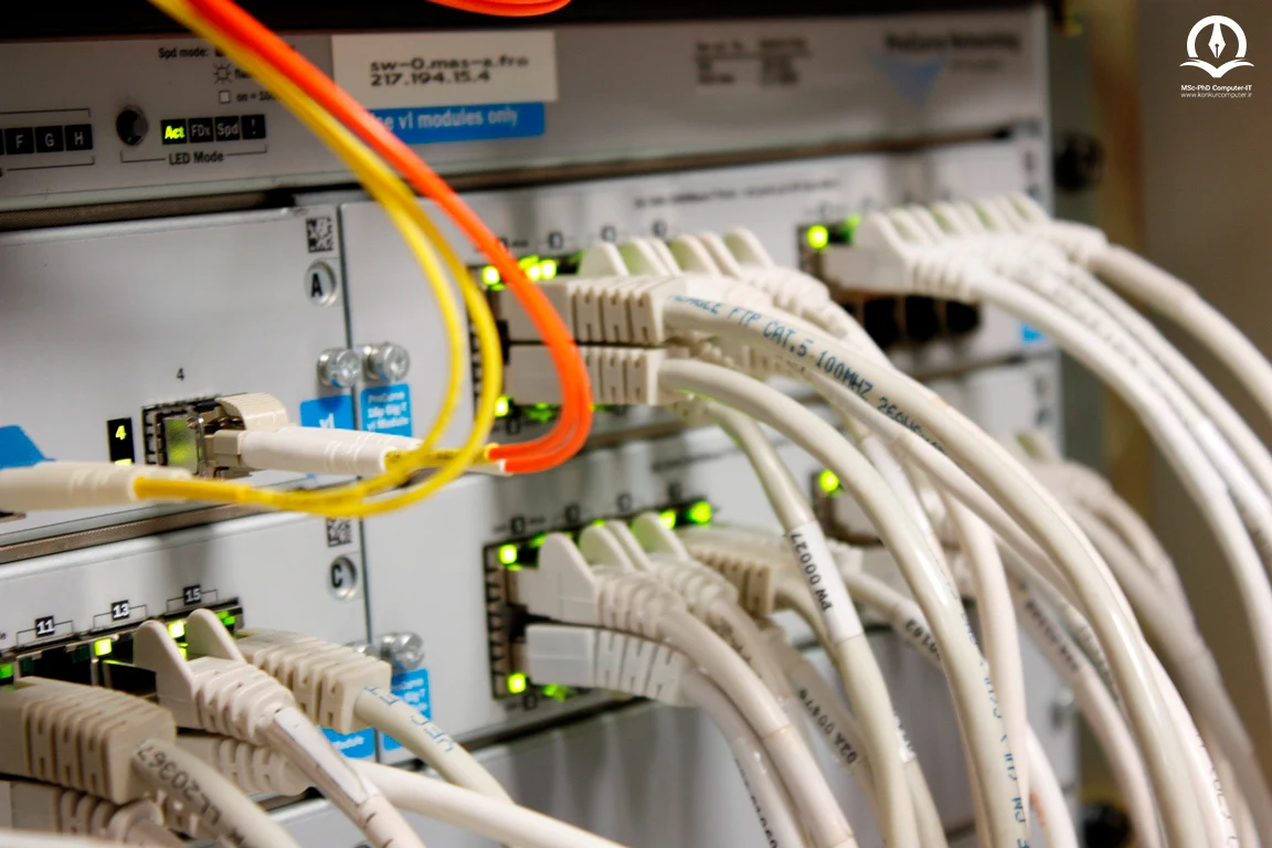 نمای نزدیک از تعداد زیادی کابل شبکه به پورت های سرور و تجهیزات شبکه ای دیگر متصل شده اند.
