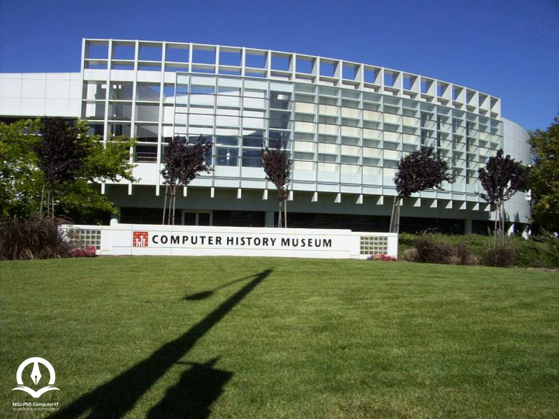 نمایی از ساختمان موزه کامپیوتر CHM در شهر Mountain View در کالیفرنیا
