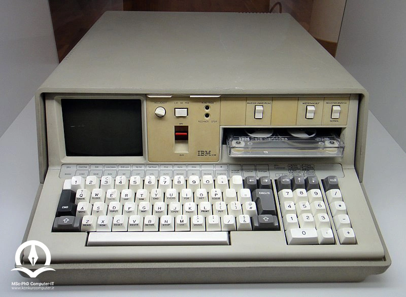  تصویر سمت چپ کامپیوتر IBM 5100 ، صفحه کلید آلمانی سوئیسی  