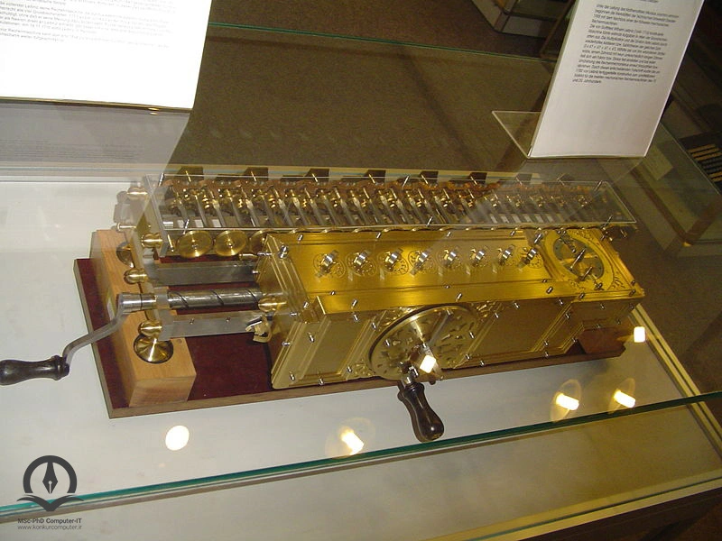تصویری از رکونر پلکانی اختراع ویلهلم لایبنیتس، اولین ماشین حساب شناخته شده ای بود که می توانست هر چهار عملیات جمع، تفریق، ضرب و تقسیم حسابی را انجام دهد.