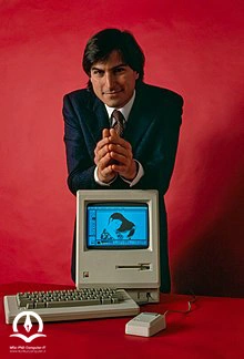 تصویر کامپیوتر اپل مکینتاش و معرفی آن از طریق استیو جابز