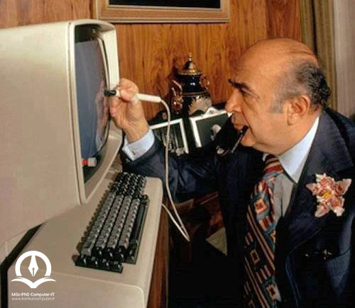 تصویر امیرعباس هویدا در کنار اولین کامپیوتر وارد شده در ایران