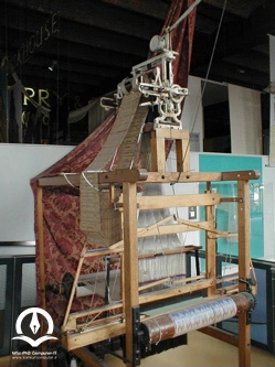تصویر ژاکارد، بافنده و تاجر فرانسوی و تصویر ماشین بافندگی ژاکارد که در موزه علم و صنعت در منچستر، انگلستان به نمایش گذاشته شده است