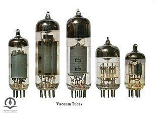 در این تصویر چند نمونه از لامپ های خلا در سایزهای مختلف دیده می شود. این لامپ ها جز اصلی ترین بخش کامپیوترهای نسل اول بودند