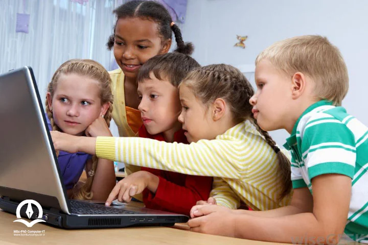 در این تصویر جمعی از کودکان در حال یادگیری برنامه نویسی هستند