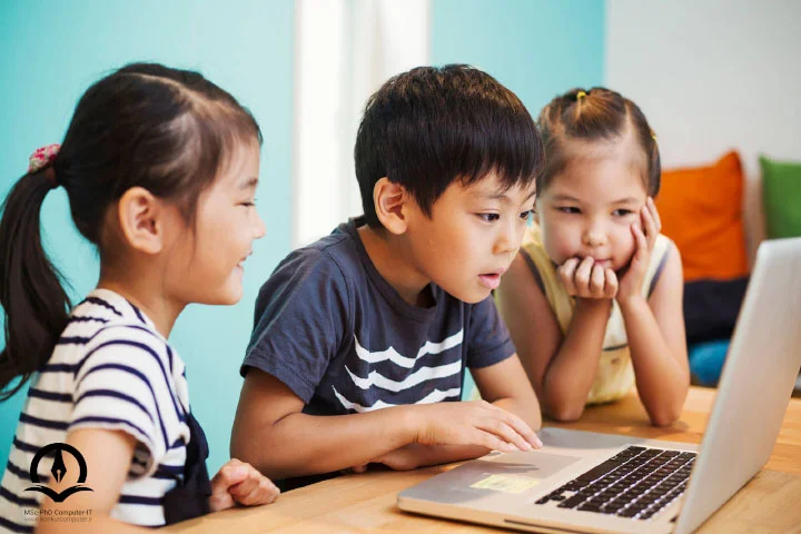 سه کودک در حال برنامه نویسی با کامپیوتر