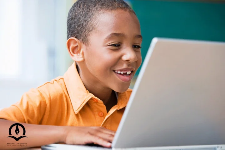 در این تصویر پسر کودکی که در حال یادگیری برنامه نویسی است نشان داده شده است