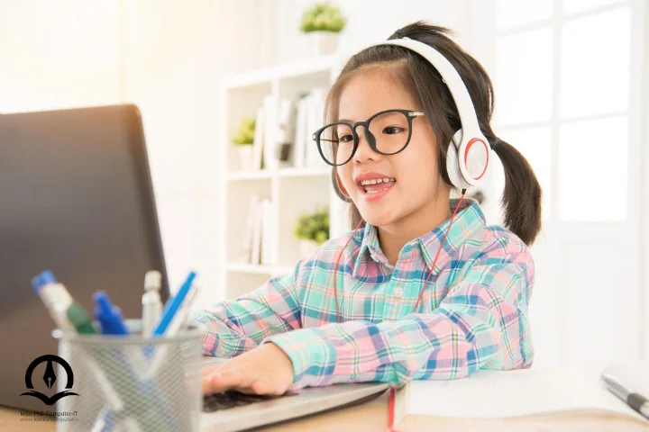 کودک دختری در حال یادگیری برنامه نویسی