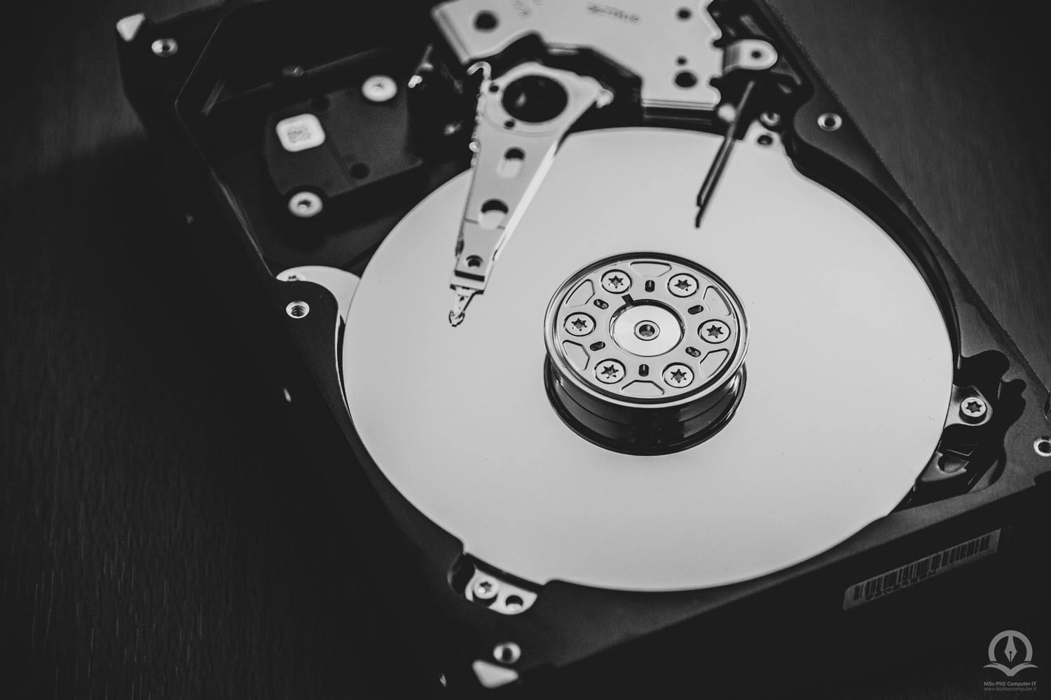 این تصویر یک هارد دیسک (HDD) است.